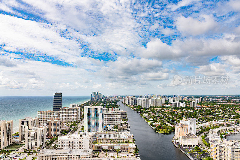 多云的夏天，美国佛罗里达州的哈兰代尔海滩