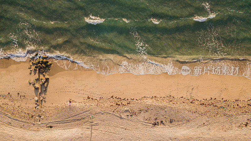 2021年9月日出时，无人机拍摄的海浪席卷佛罗里达海滨棕榈滩的景象