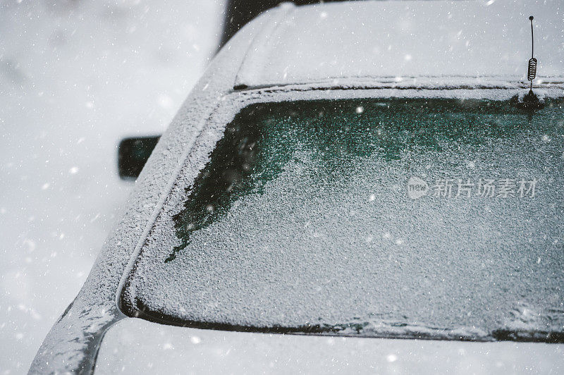 冬季冰冻后车窗，纹理冰冻冰玻璃背景