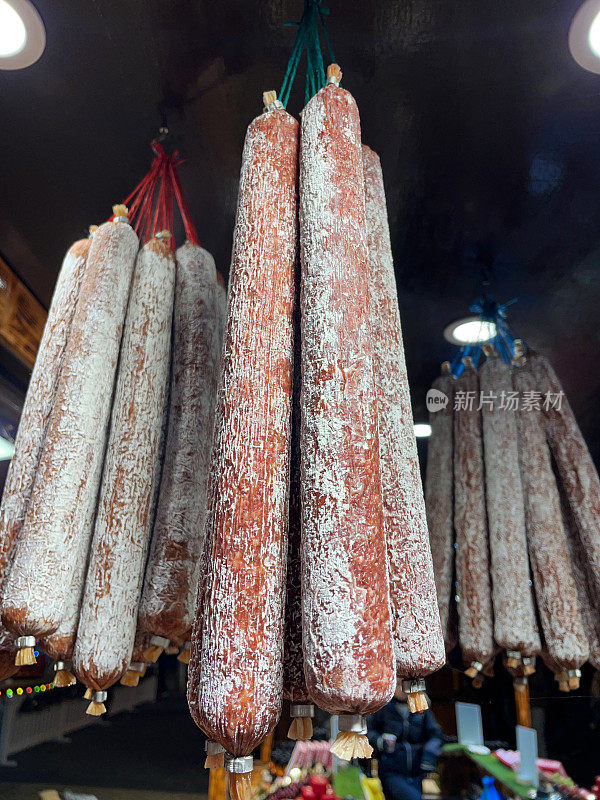 从下往上看，一串串的西班牙辣香肠挂在农产品市场的天花板上