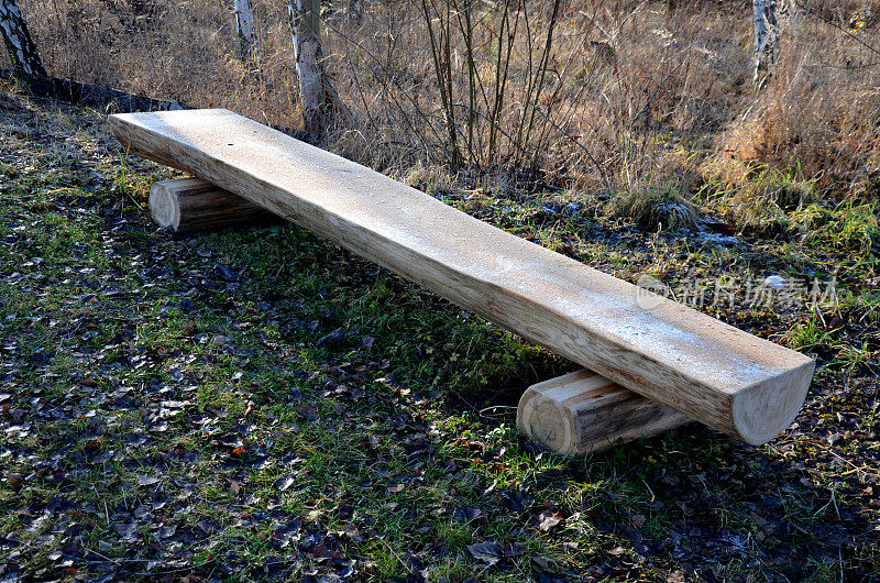 由切成两半的原木制成的乡村长凳，腿由原木制成。通常在郊外的公园和壁炉旁供应。木材不费力的形状和强度可以承受几十年