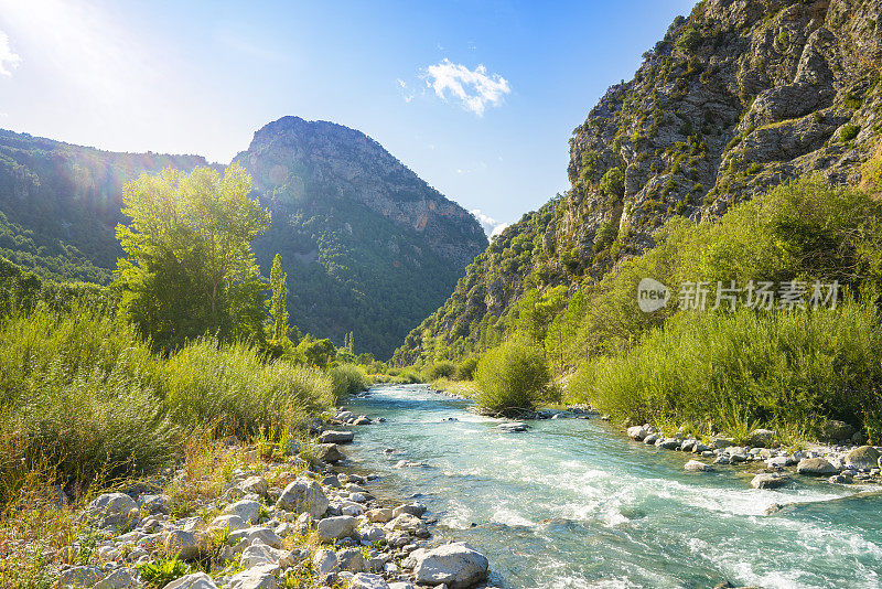 西班牙韦斯卡阿拉贡的比利牛斯山山谷的辛克塔河