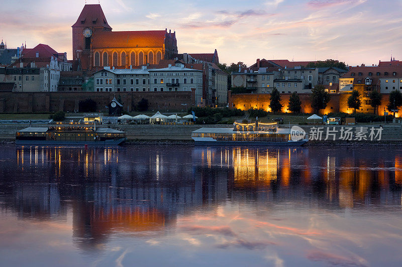 波兰的假日-维斯瓦河和托伦老城的日落