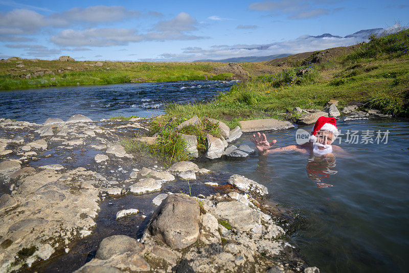 圣诞老人在冰岛北部的Fosslaug温泉放松