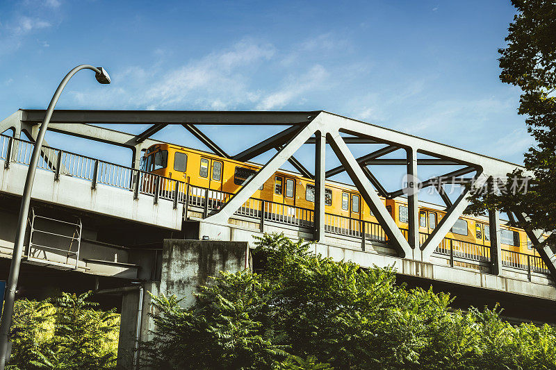 柏林克罗伊茨贝格铁桥上的黄色地铁