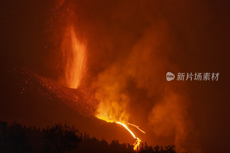 拉帕尔马火山夜间喷发，长时间暴露。