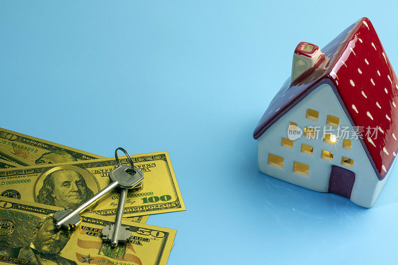 房子模型，钥匙和钱。建造、借贷、房地产、房屋价值或购买新房子。