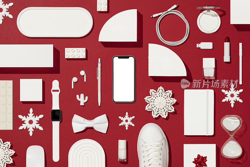 圣诞节的概念平放在红色的背景和白色的物体上