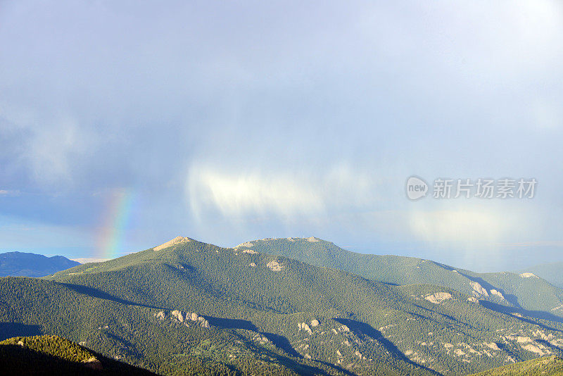 美国科罗拉多州落基山脉前岭的雨和雨