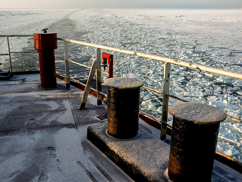 在芬兰海湾冰冷的海面上巡航的船只