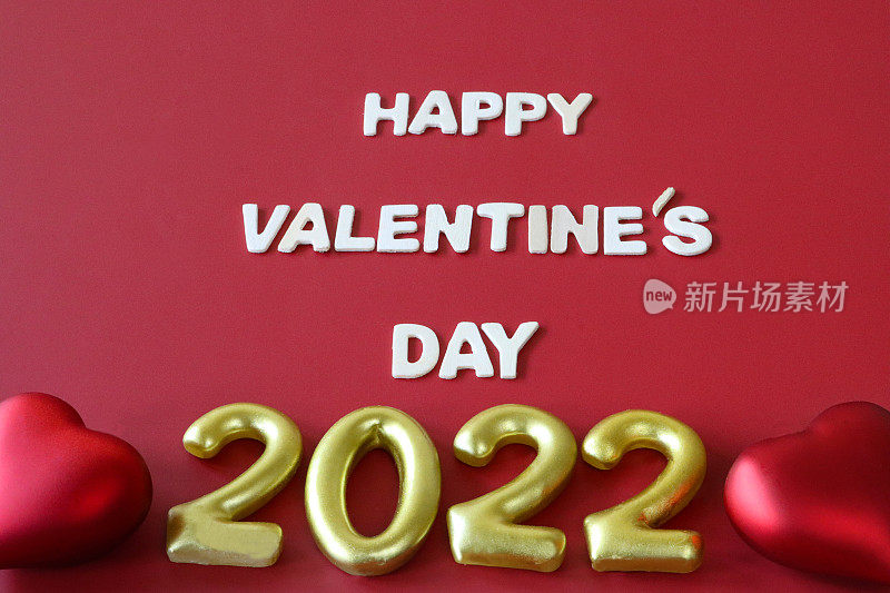 自制DIY简单的情人节卡片设计图像，红色背景上剪出白色字母，手工浪漫贺卡，快乐的情人节信息红色3D心和黄金2022号码