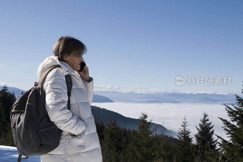 老妇人在山上呼吸着新鲜空气