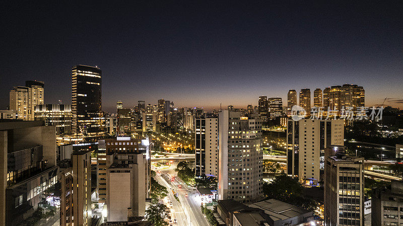 圣保罗的夜景，傍晚城市车辆的运动