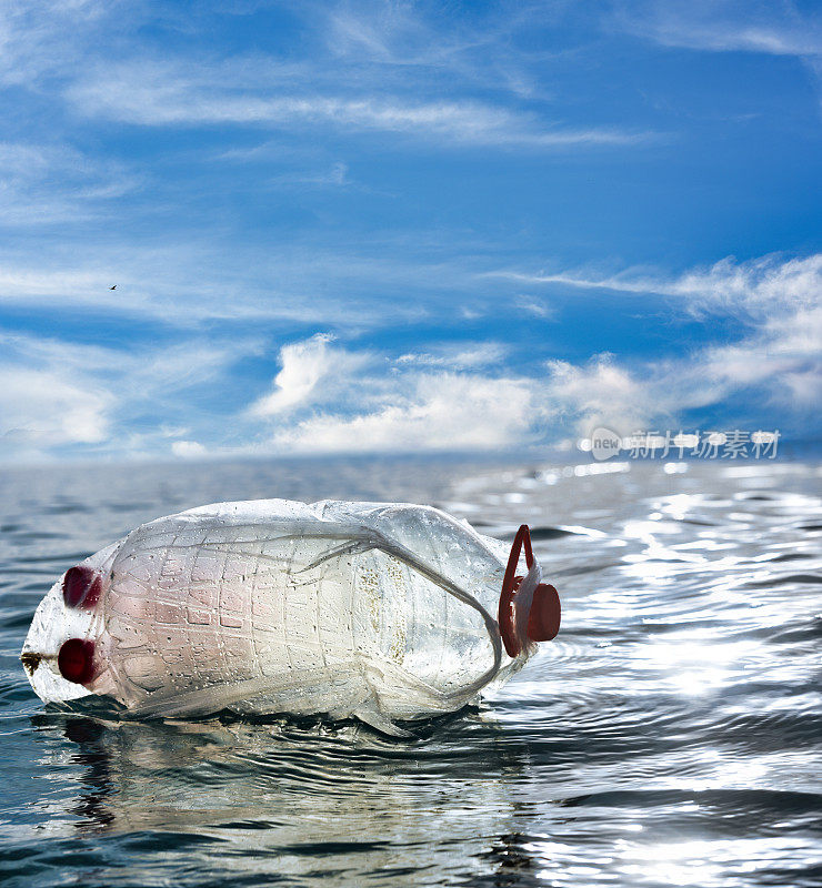 海洋中漂浮着塑料垃圾