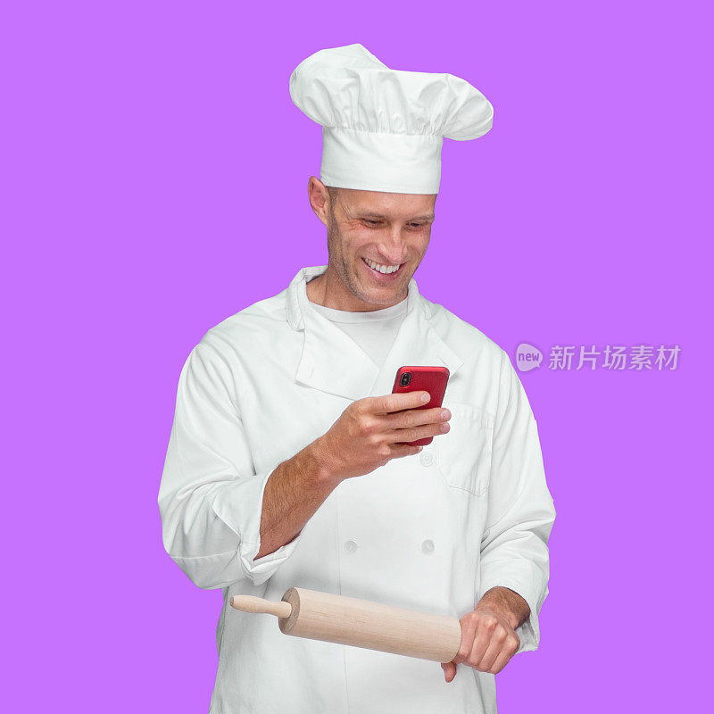 白种人男厨师在前面前面的紫色背景穿着制服和使用短信