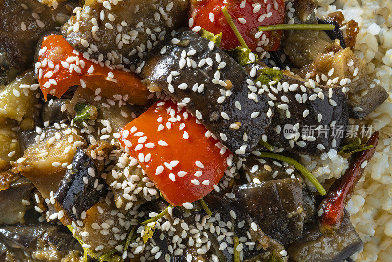 红烧茄子与糙米纯素植物为基础的亚洲食谱