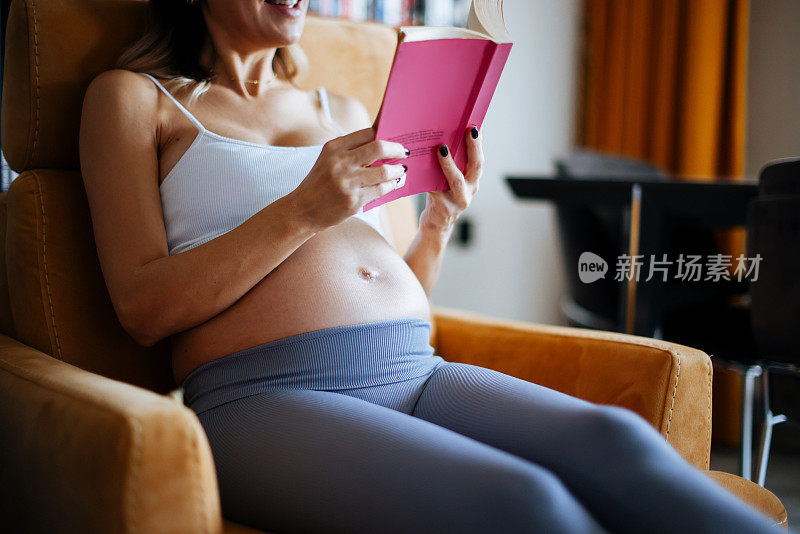 孕妇在家看书放松。
