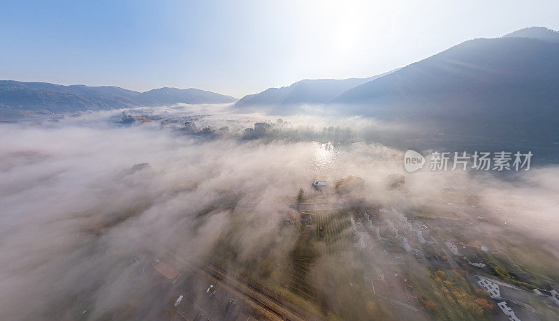 多瑙河上晨雾的航拍全景图。奥地利德瓦肖的Weisenkirchen