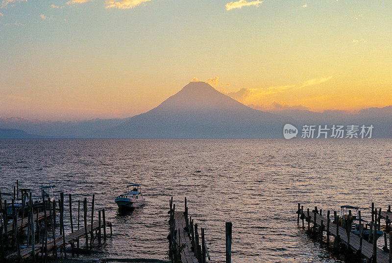 日落时分，危地马拉阿提特兰湖上小船的风景