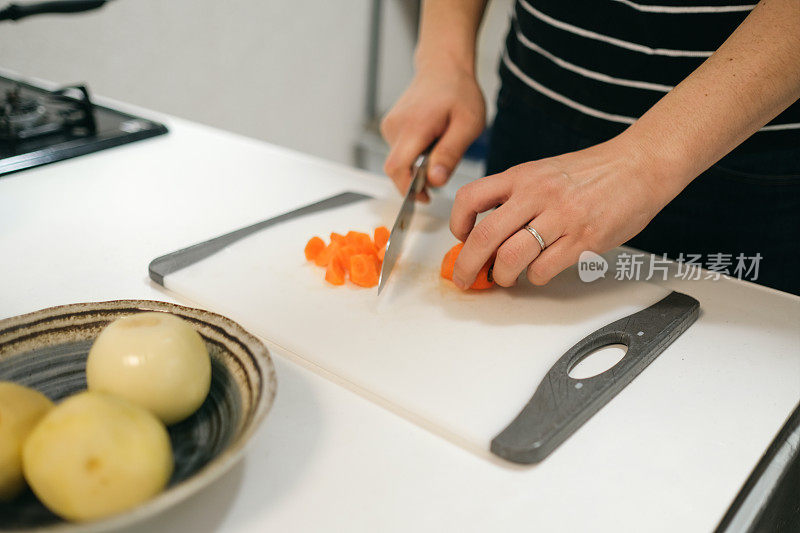 中年男子在家庭厨房做饭的特写镜头