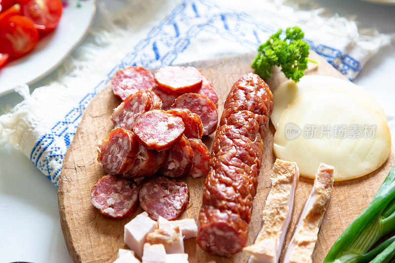 罗马尼亚的传统食物，有新鲜的肉和蔬菜