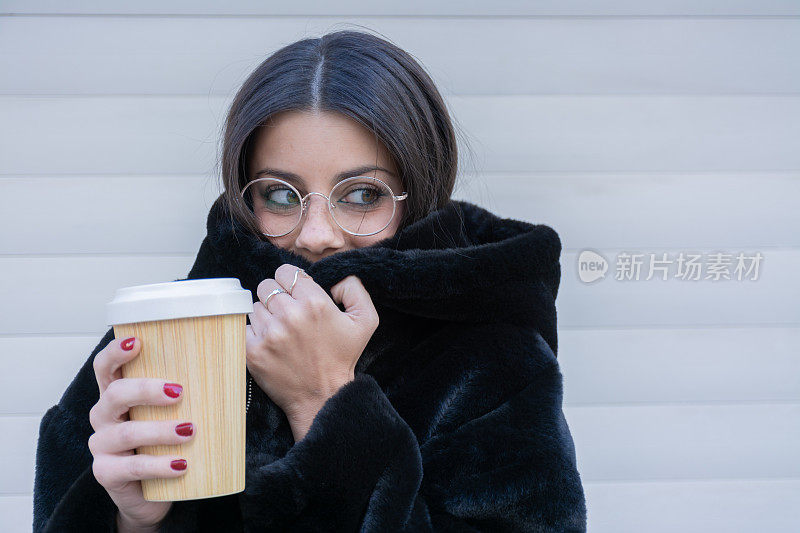 带外卖咖啡的女人觉得冷
