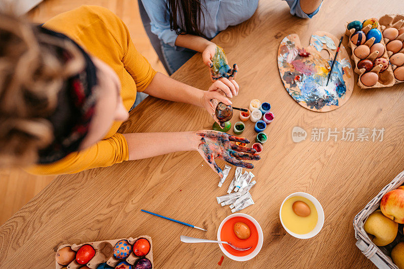 两个年轻女人在画复活节彩蛋