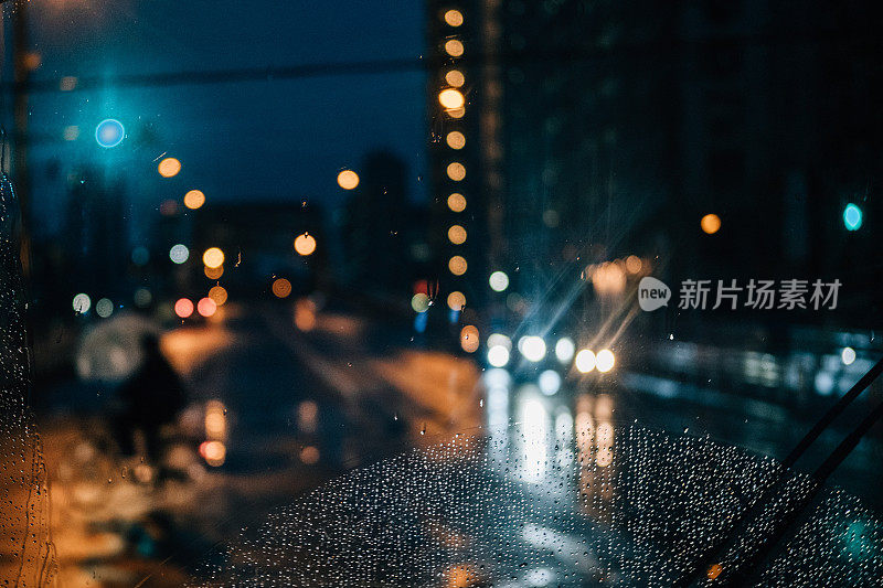 下雨天车里的风景