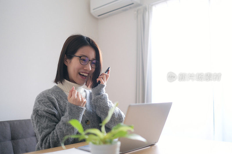 一位年轻的女士得到了好消息，她非常高兴