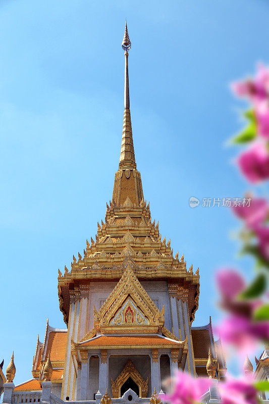 靠近佛教寺庙的外部，在曼谷的天空上的佛寺