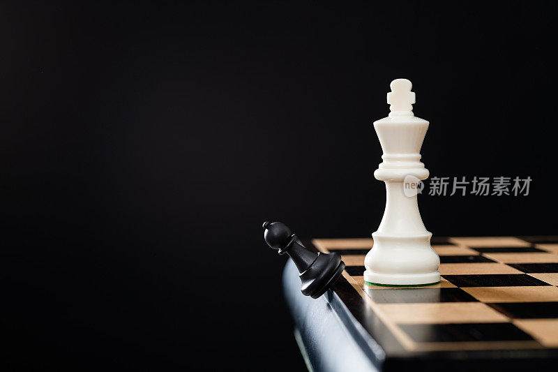 黑棋子从棋盘上掉下来