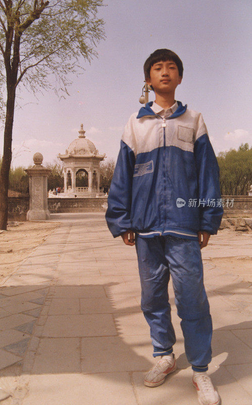 90年代中国少年在圆明园，北京，真实生活老照片