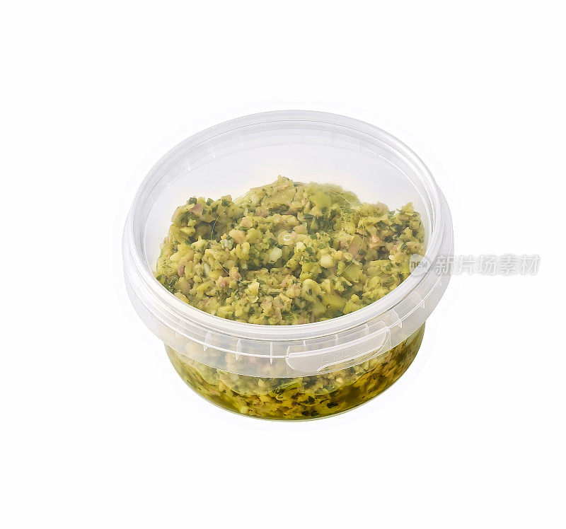 绿色tapanade或橄榄酱在塑料罐中隔离在白色