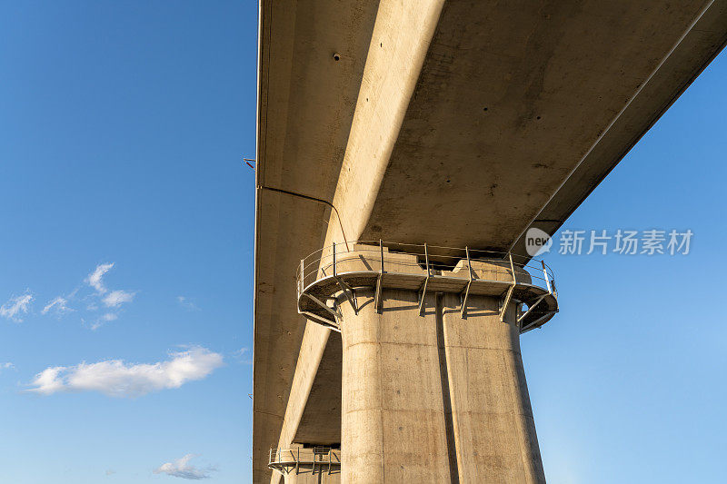 高速公路高架桥向上射击