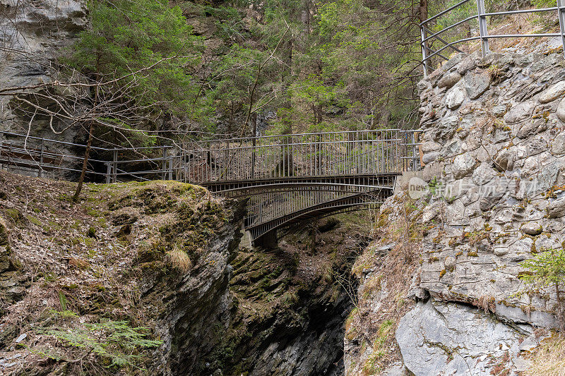 瑞士格雷森维亚玛拉峡谷上的人行桥