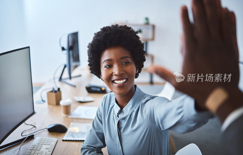 快乐的非洲裔美国人呼叫中心电话销售代理给同事击掌和欢呼，而在办公室工作。兴奋和雄心勃勃的女性顾问庆祝成功的销售目标和赢得胜利