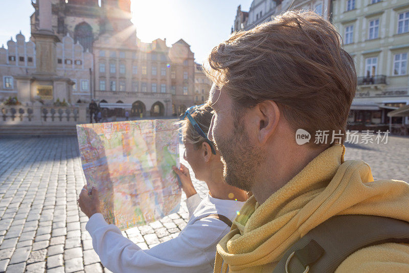 几个旅行者在看城市地图