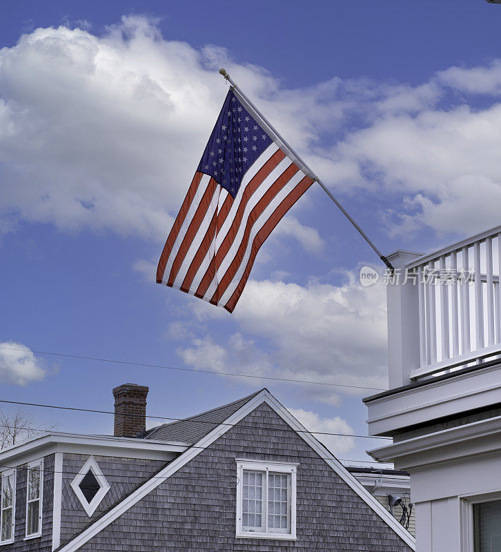 美国国旗挂在新英格兰的旗杆上