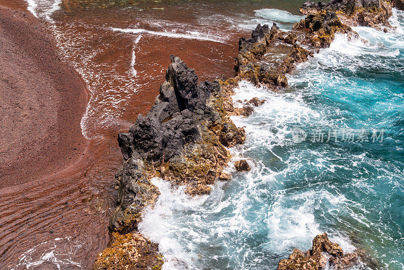 夏威夷毛伊岛的红沙滩