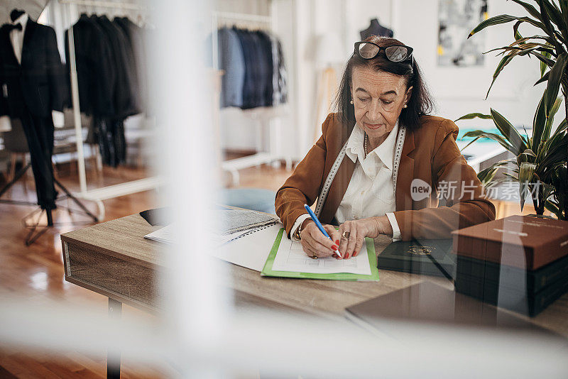 服装车间的女裁缝