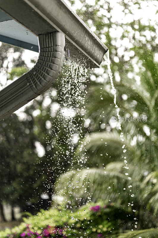 独栋住宅在暴雨期间，有水槽和恶劣的天气