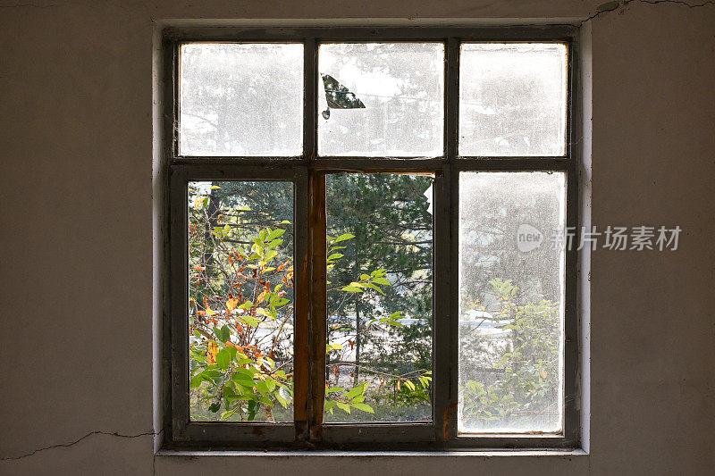 旧和废弃的住宅室内房间与窗框