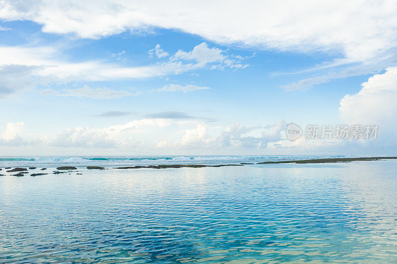 巴厘岛海滩景色-碧蓝的印度洋和多云的天空。