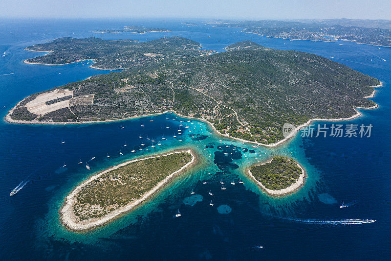 在克罗地亚度假期间，从直升机上俯瞰令人惊叹的蓝色泻湖