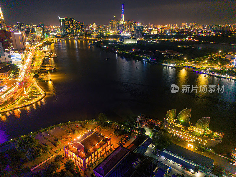 鸟瞰胡志明市的天际线和西贡河、芽荣码头和巴赫当港的摩天大楼。夕阳下多彩的西贡河。