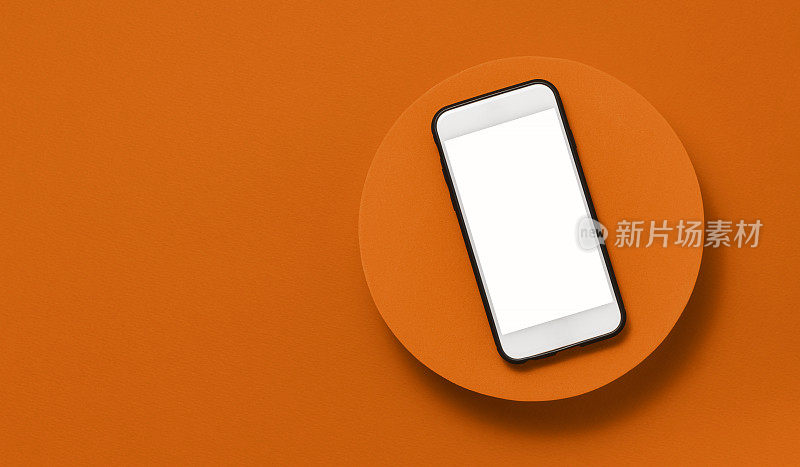 空白屏幕智能手机与裁剪路径上的橙色平台