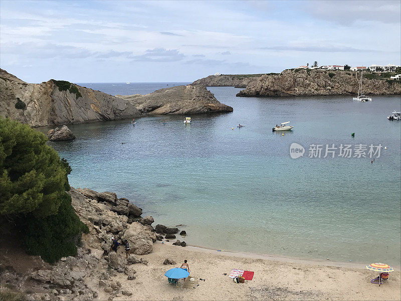 西班牙-米诺卡-阿雷纳尔德恩城堡村和海滩