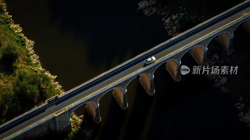 沿着葡萄牙的道路和桥梁，航拍的过境图像具有史诗般的场景。