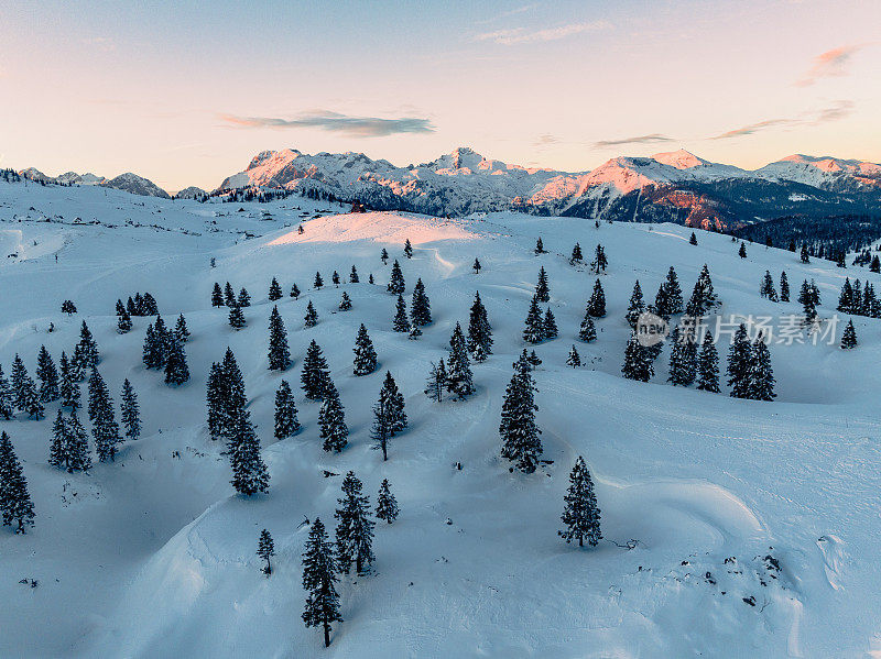 冬季日出时壮丽雪景的鸟瞰图