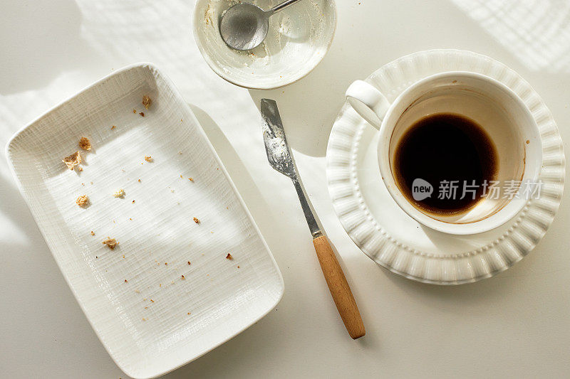 餐桌上的空茶碟和咖啡杯